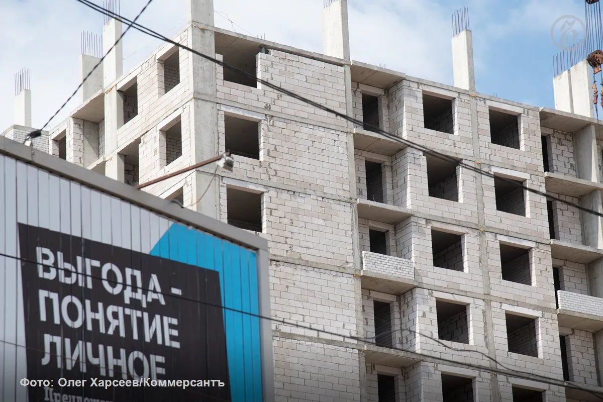 Заплатить гражданам дольщикам потребительский штраф в размере 5 вместо 50 от суммы неустойки застройщики смогут лишь по тем нарушениям которые были допущены после 1 сентября 2024 года За более ранние нарушения скидка по штрафу не полагается признал Конституционный суд КС Ограничение неустоек с девелоперов за просрочку с передачей помещений КС назвал временной и чрезвычайной мерой Юристы отмечают важность этого решения по нарушениям 2022 2024 годов в судах могли остаться еще десятки тысяч дел по искам дольщиков Подписывайтесь на Ъ в Telegram в MAX Оставляйте бусты