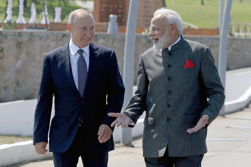 В Кремле ждут сверхбольшой госвизит Путина в Индию Помощник президента Юрий Ушаков сообщил что подготовка визита президента РФ Владимира Путина в Индию активно ведется Будет сверхбольшой визит потому что он даже называется государственным сказал представитель Кремля Он выразил надежду что поездка Путина будет во всех смыслах плодотворной Этот визит дает возможность реализовать на практике договоренности между премьер министром Индии Прим РГ и российским президентом о том что они встречаются обязательно каждый год для обстоятельного разговора по двусторонним делам так и по актуальным международным вопросам Представитель Кремля добавил что о датах визита будет официально объявлено вместе с индийскими партнерами речь идет о начале декабря Подписаться на Российскую газету в Читать нас в MAX