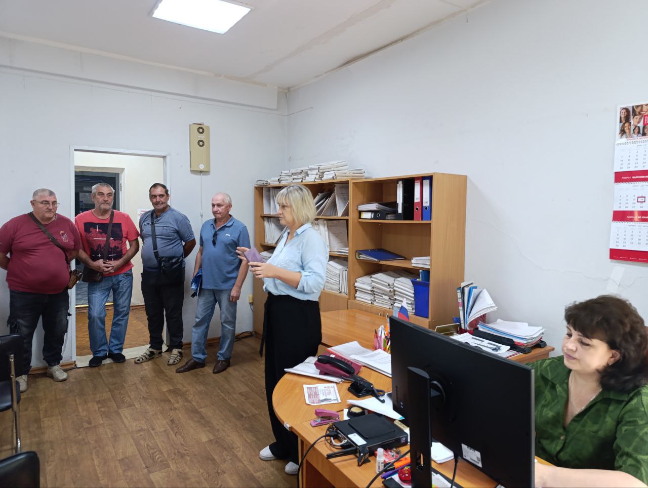 В Брянке прошло важное событие для всех кто ищет работу или хочет повысить свою квалификацию Территориальное отделение Республиканского центра занятости населения ЛНР в нашем городе распахнуло свои двери для посетителей Специалисты центра занятости провели для гостей подробную презентацию Они рассказали о том какую помощь государство оказывает в сфере занятости какие возможности для карьерного роста существуют в нашем регионе и какова текущая ситуация на рынке труда Особое внимание было уделено программе профессионального обучения и переподготовки которая доступна для различных категорий граждан в рамках национального проекта Кадры Гости мероприятия также получили информацию о работе онлайн платформы Работа России В рамках экскурсии по центру занятости участникам наглядно продемонстрировали весь процесс от момента когда работодатель размещает вакансию до успешного трудоустройства соискателя
