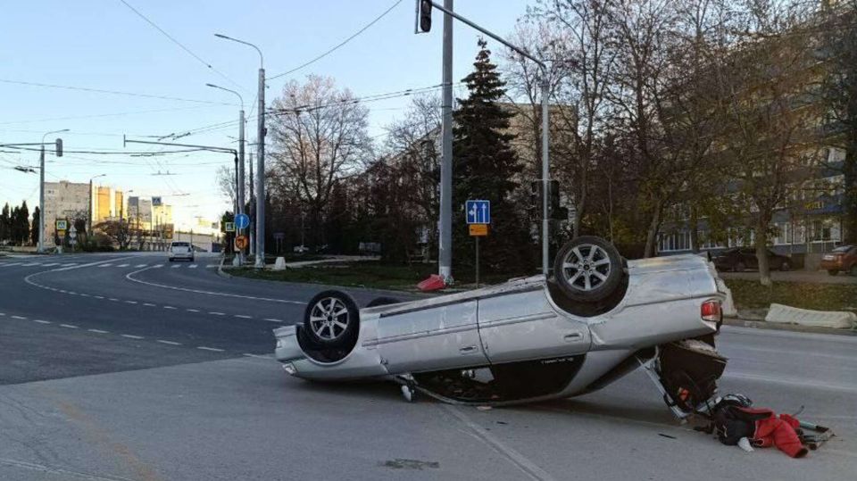 В Севастополе водитель перевернувшейся машины сбежал с места ДТП СИМФЕРОПОЛЬ 14 дек РИА Новости Крым Госавтоинспекция Севастополя устанавливает обстоятельства ДТП с перевертышем Об этом сообщили в пресс службе ведомства По предварительной информации сегодня в 8 часов 20 минут вблизи дома 24 по проспекту Героев Сталинграда неустановленный водитель управляя автомобилем Toyota совершил наезд на препятствие в результате чего автомобиль опрокинулся на крышу говорится в сообщении По данным ГАИ водитель с места происшествия скрылся Иных участников или пострадавших в результате ДТП не установлено Экипаж отдельного батальона ДПС проводит необходимые мероприятия направленные на установление виновника и всех обстоятельств случившегося Подробнее