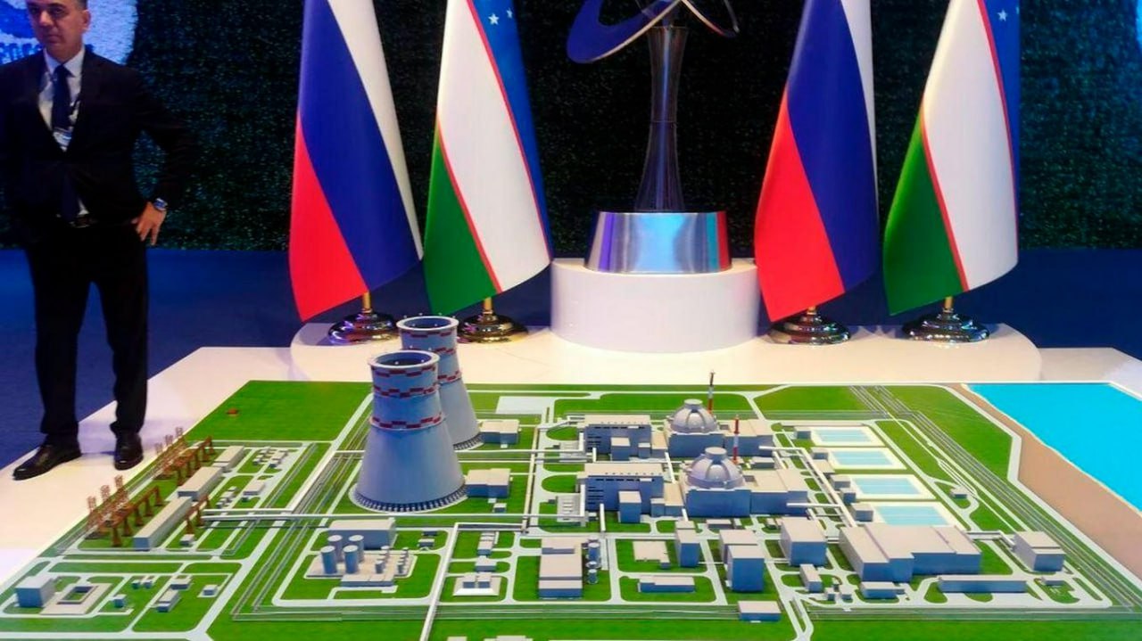 Узатом назначил дату общественных слушаний по проекту строительства АЭС в Узбекистане Они состоятся 23 декабря в культурном центре 30 поселка Богдон Фаришского района Джизакской области где планируется возведение станции Мероприятие пройдет в формате открытого диалога с участием представителей областного хокимията жителей региона СМИ и иностранных наблюдателей после чего состоится голосование Главной темой станет обсуждение оценки воздействия АЭС на окружающую среду флору и фауну подземные воды атмосферу а также метеорологических и сейсмических условий Подробнее на нашем сайте Актуальные новости из Центральной Азии fergananews