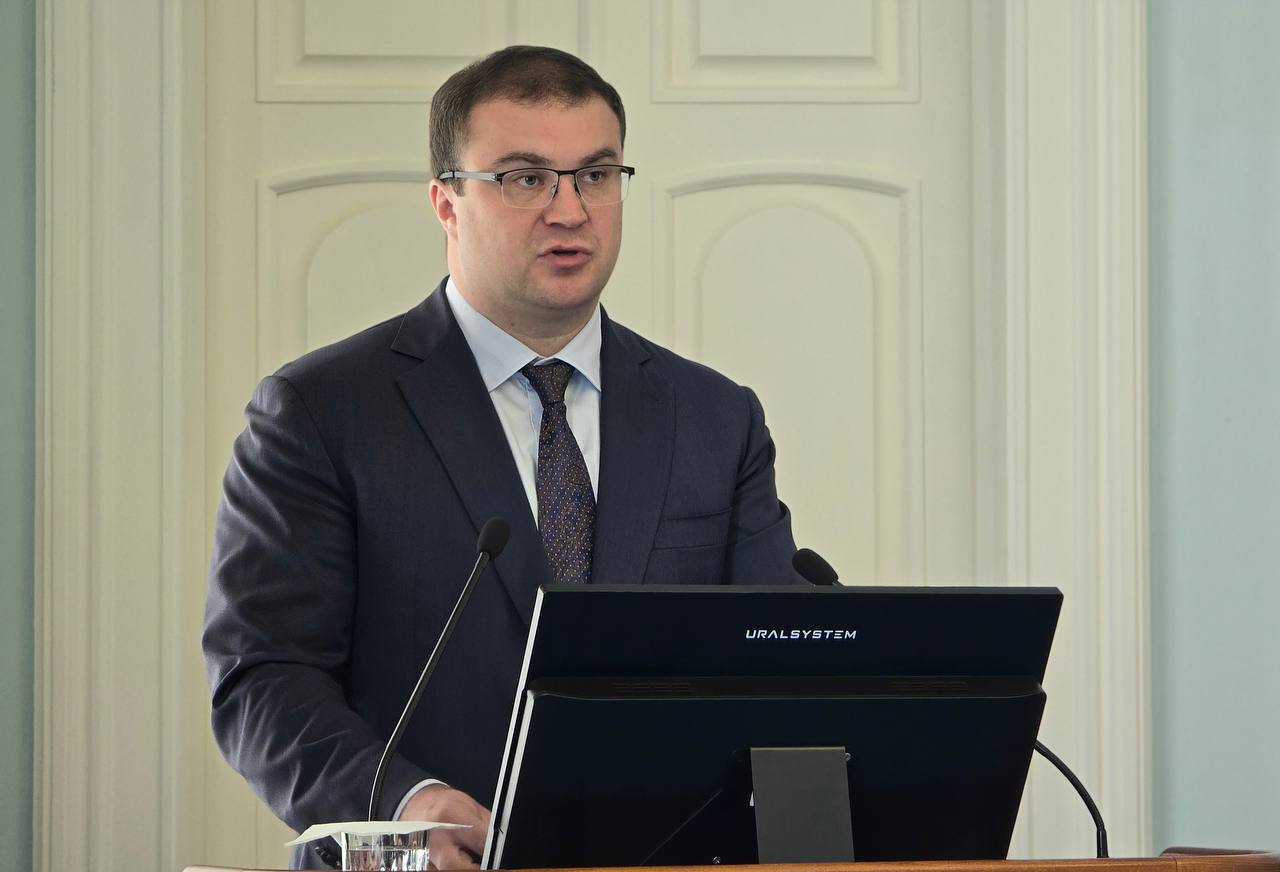 Губернатор Виталий Павлович Хоценко выступил с отчетом о результатах деятельности Правительства Омской области в 2024 году. Затронуты важные темы, связанные с экономическим развитием региона, реализацией проектов и мерами социальной поддержки. 2024 год был непростым с точки зрения бюджета для реализации намеченных планов, об этом мы говорили на недавних бюджетных слушаниях. Те задачи, которые были озвучены Президентом в своем Послании, нашей областью были в основном выполнены. Активно велась работа с федеральным центром, бизнес-структурами разного уровня по созданию задела для дальнейших шагов по улучшению инвестклимата, по развитию сектора экономики. Таким заделом стала проделанная Губернатором, всей командой работа по получению званий Молодежной и Культурной столицы России. Все эти шаги позволяют говорить, что регион в 2024 году не топтался на месте, а преображался в прямом и переносном смысле, двигался вперед, а по целому ряду направлений очень приличными темпами. Продолжаем работу в сфере социальной политики, по поддержке участников и ветеранов СВО. Подробный и содержательный отчет. Результат активной работы Губернатора, команды Правительства, муниципальных образований, депутатского корпуса разных уровней. Темпы не снижаем, а только наращиваем. В лице депутатского корпуса будем и дальше оказывать поддержку в шагах по дальнейшему развитию нашего региона.
