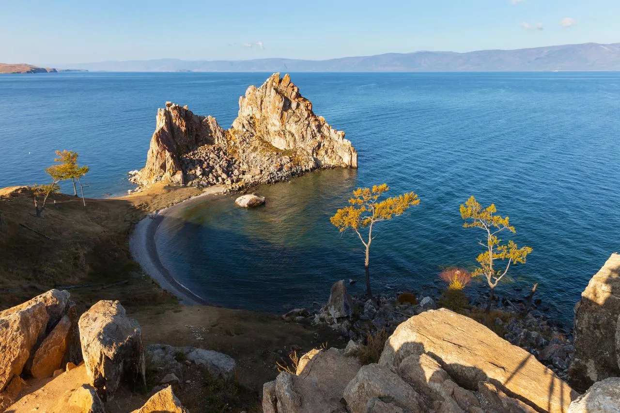 Siberian Wellness и Фонд Озеро Байкал объявили о старте нового научного проекта Байкал под крылом В рамках проекта будут проведены исследования влияния малой авиации на экосистему озера для разработки правил устойчивого использования воздушного пространства Западное побережье Байкала одна из ключевых природных территорий России с высокой концентрацией редких видов и уникальных экосистем Здесь обитают десятки видов птиц включая 63 занесенных в Красную книгу а также произрастают эндемичные растения чувствительные к антропогенной нагрузке При этом авиация остается важной частью жизни региона для более чем 16 тысяч жителей 52 населенных пунктов это единственный способ транспортной связи отмечает генеральный директор Фонда Озеро Байкал Анастасия Цветкова Сегодня правила полетов над особо охраняемыми природными территориями действуют фрагментарно и во многом опираются на устаревшие нормы При этом несмотря на заметный рост интенсивности полетов по оценкам специалистов с 2018 года их количество увеличилось в 2 5 раза научно обоснованных данных о том как малая авиация воздействует на природу Байкала пока недостаточно Чтобы помочь изучить проблему и выработать решение Siberian Wellness включилась в проект Байкал под крылом совместно с Фондом Озеро Байкал и ФГБУ Заповедное Прибайкалье Сохранять Байкал значит защищать его комплексно от мониторинга чистоты воды до защиты эндемичных животных и редких трав Команда Siberian Wellness много лет делает вклад в сохранение этой уникальной экосистемы Сейчас мы присоединяемся к проекту Байкал под крылом Вместе с экспертами будем исследовать необходимость помощи птицам которые с высоты видят красоту уникального озера говорит Президент Компании Siberian Wellness Татьяна Гороховская Проект не ограничивается изучением влияния авиации на птиц не менее пристальное внимание уделяется и растительному покрову в местах посадок и пролетов воздушных судов Такой подход позволяет охватить больше экосистемных компонентов и увидеть полную картину Байкал под крылом это шаг к тому чтобы развитие региона и сохранение природы перестали противоречить друг другу и начали работать вместе Фото Siberian Wellness Форум Доноров Объединяем лидеров благотворительной деятельности и корпоративной социальной ответственности