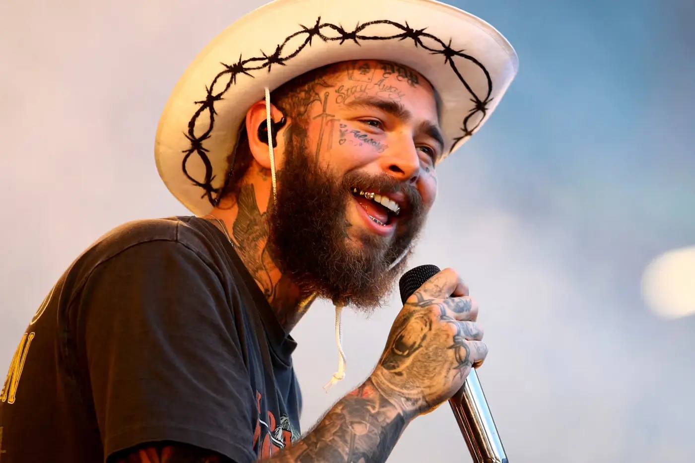 По данным SHOT Post Malone может прилететь в Петербург ориентировочно с 14 по 18 ноября концерт возможно пройдет в Газпром Арене где эти даты пока свободны на сайте площадки Однако на официальном сайте Post Malone нет анонсов для России или Питера тур The Big Ass Stadium Tour заканчивается 14 сентября в Лиссабоне