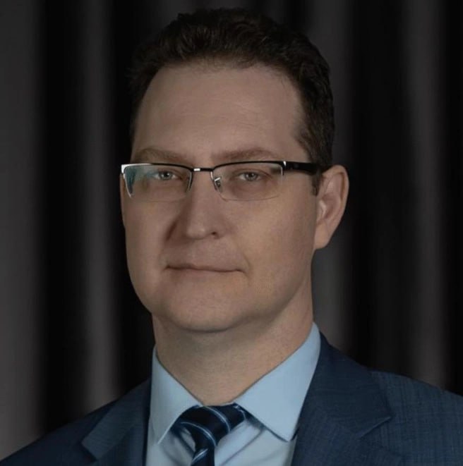 У РостГМУ в южной столице снова сменился руководитель Михаил Шишов назначен временно исполняющим обязанности ректора Ростовского государственного медицинского университета РостГМУ Шишов выпускник РостГМУ доктор медицинских наук В 2004 году он получил диплом по специальности Лечебное дело а в 2006 году завершил ординатуру по специальности Хирургия В 2007 году он также получил юридическое образование в Кисловодском институте экономики и права С 2011 года Шишов работает в РостГМУ до последнего назначения занимал должность проректора по научной работе С 2008 по 2025 год он параллельно работал в Росздравнадзоре Согласно данным ЕГРЮЛ пока ректором остается Олеся Старжинская бывший советник главы Минздрава РФ которая заняла эту должность в июне 2024 года До Старжинской университетом в течение десяти лет руководил Сергей Шлык AiFRostov Мы в MAX max ru rostov aif ru