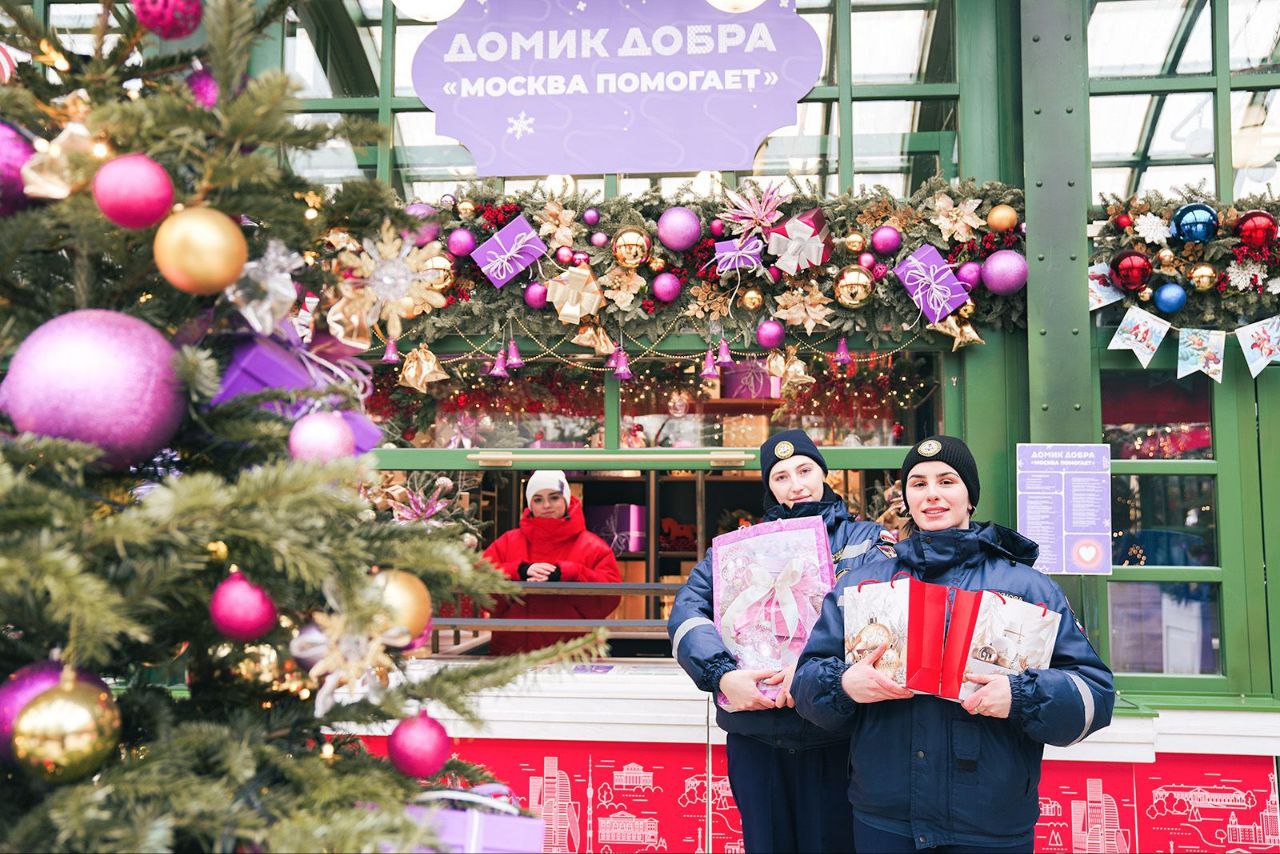 Пункты сбора подарков участникам СВО к 23 Февраля будет работать в столице  Посылки, письма и открытки с тёплыми пожеланиями примут в «Домиках добра» на площадках проекта «Зима в Москве», в штабах акции «Москва помогает» и волонтёрских окружных центрах.   С 10 по 23 февраля   Адреса площадок