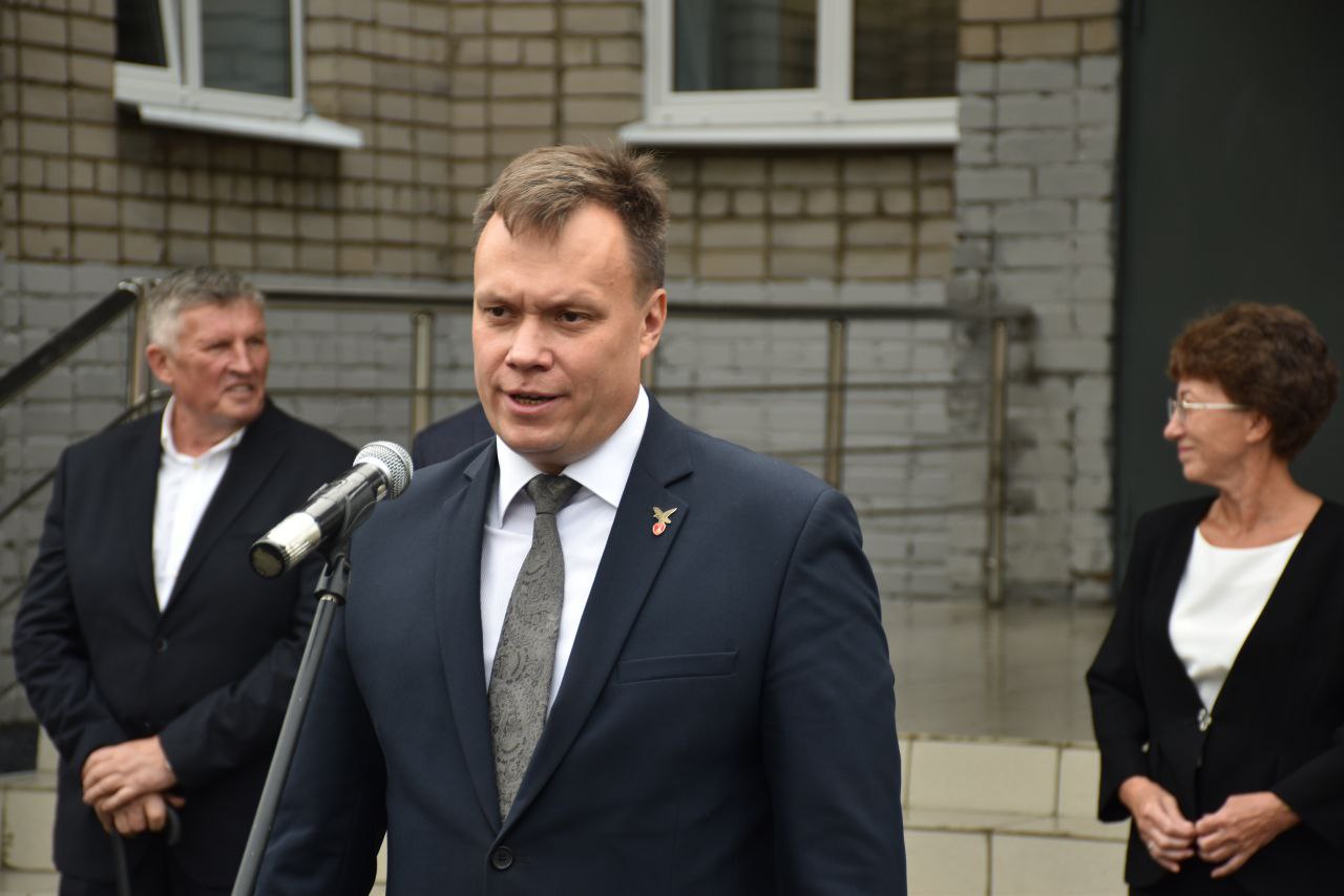 Глава Сокольского округа на своей ниве проскочил перекресток на красный и столкнулся с другим автомобилем Это не понравилось Георгию Филимонову Инцидент уже был с экс главой Великоустюгского округа когда Иван Абрамов задел машину на парковке и скрылся с места ДТП за что его лишили прав По словам губернатора если главу Сокольского округа Владимира Носкова признают виновным чиновник будет отвечать по всей строгости закона Поведение государственных и муниципальных служащих на дорогах должно быть образцом а не наоборот