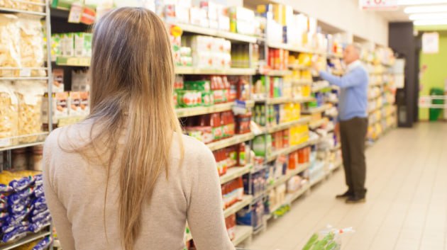 В России начался эксперимент по маркировке новых видов бакалеи В России с 14 ноября 2025 года начался эксперимент по маркировке отдельных видов бакалейной продукции в потребительской упаковке Он продлится до 28 февраля 2026 года Правила эксперимента утвердил премьер министр Михаил Мишустин В нем примут участие производители круп макарон муки зерновых продуктов для завтрака картофеля быстрого приготовления а также меда С весны 2025 года в стране действует обязательная маркировка для некоторой бакалейной и пищевой продукции Она распространена в частности на чипсы начос сухарики другие снеки соусы специи приправы и пряности С 1 сентября ее расширили на какао чай кофе и цикорий