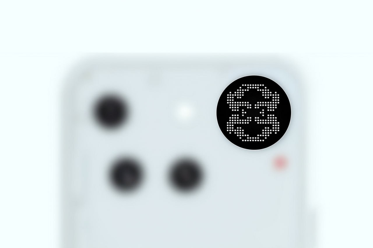 Раскрыты дизайн и характеристики Nothing Phone 3 Информацию о будущей модели смартфона Nothing Phone 3 слил Gadget Bits. В своем X-аккаунте инсайдер опубликовал размытый рендер, благодаря которому можно понять расположение модулей камеры, вспышки, а также Glyph Matrix, что пришел на смену светодиодным полосам. В тексте сообщения расписаны подробности о начинке смартфона. • Дисплей: 6,7-дюйма, LTPO OLED-матрица с разрешением 1.5К • Процессор: Snapdragon 8s Gen 4 • Камеры: основная — 50 МП, широкоугольная — 50 МП, 3-кратный телевик — 50 МП , фронтальная — 50 МП • Аккумулятор: 5150 мА·ч, быстрая зарядка мощностью 100 Вт, беспроводная и реверсивная зарядка • Другое: еSIM, NFC • ОС: Android 15, Nothing OS 3.5 По слухам, цена смартфона составит $799 ~63 тыс руб . Релиз Nothing Phone 3 ожидается 1 июля одновременно с наушниками Nothing Headphones 1 .