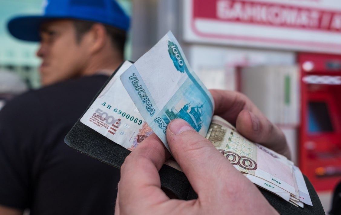 МФО могут переключиться на выдачу займов трудовым мигрантам Займы нерезидентам в России выдают многие МФО В СРО Мир оценивают этот сегмент рынка микрозаймов в 100 млрд рублей в год За займами ежегодно обращаются порядка 1 5 млн иностранцев а доля возврата средств у них достигает 85 Эксперты считают что кредитование иностранцев это огромный не перенасыщенный конкурентами рынок МФО могут рассматривать работу с мигрантами как ответ на будущие законодательные изменения В следующем году планируется ввести требование об обязательной идентификации заемщиков МФО по биометрии Доля россиян сдавших биометрию пока не так велика тогда как для иностранцев процедура является обязательной отметили эксперты fatcat18