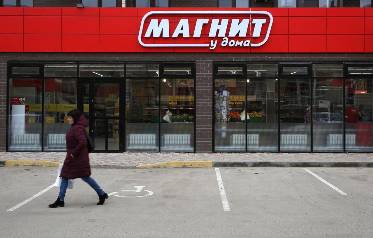 Магнит уберет с прилавков напиток Алое вера в котором нашли ацетон заверили в пресс службе сети Помимо него будет снята с продажи вся продукция данного поставщика Ранее стало известно что в четырех бутылках Алоэ вера обнаружен ацетон Это выяснили сотрудники московского Магнита вскрыв партию