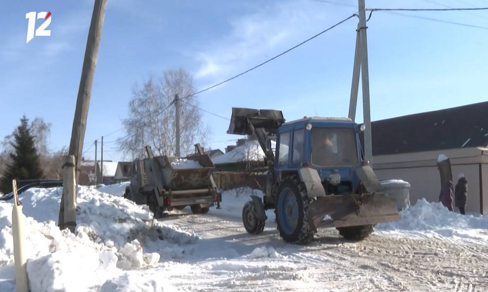 В Октябрьском округе продолжаются противопаводковые мероприятия  За зимний период специалисты Управления дорожного хозяйства и благоустройства вывезли более 80 тысяч кубометров снега.  Особое внимание при проведении мероприятий уделяется местам с высоким риском подтопления. В округе определено 85 таких локаций. На сегодняшний день 36 территорий уже освобождены от снежных масс, среди которых 13 расположены возле частных домов семей участников специальной военной операции и 4 — прилегающие к домам ветеранов Великой Отечественной войны.