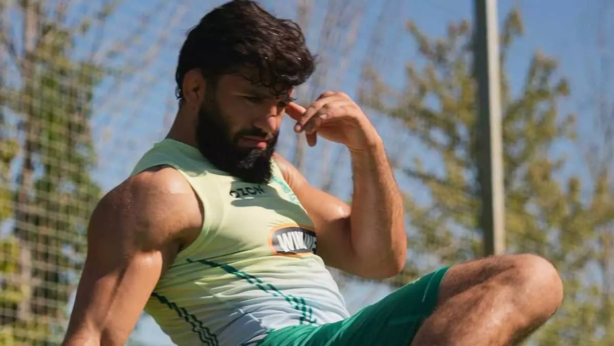 Названы фавориты главных боёв турнира UFC в Катаре Спустя сутки после того как были официально анонсированы главные бои турнира UFC в Катаре букмекеры опубликовали стартовые коэффициенты в данных противостояниях которые вряд ли станут большим сюрпризом для знатоков смешанных единоборств В частности Арман Царукян являющийся хедлайнером мероприятия открылся трехкратным фаворитом в претендентском поединке против Дэна Хукера В настоящий момент коэффициент на победу российского легковеса составляет 1 323 вероятность 75 61 а успех новозеландского бойца оценивается коэффициентом 3 6 вероятность 27 78 Во втором по значимости событии мероприятия бывший чемпион UFC в полусреднем весе Белал Мухаммад выйдет в октагон андердогом с шансами на победу в 41 67 2 4 тогда как его соперник Йен Мачадо Гэрри станет победителем с вероятностью 61 54 1 625 В отличие от главного события бой американца и ирландца не имеет претендентского статуса но его победитель станет одним из лидеров титульной гонки telesportudar