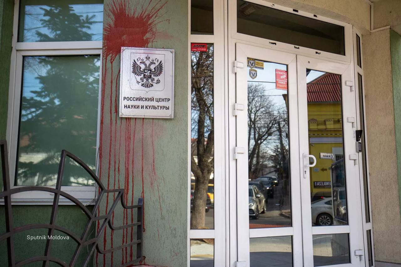 Конец Русского дома в Кишиневе Правительство Александру Мунтяну на своем первом заседании в среду 5 ноября рассмотрит инициативу о расторжении соглашения о культурном сотрудничестве с Россией согласно которому в Кишиневе работает Центр российской культуры или Русский дом