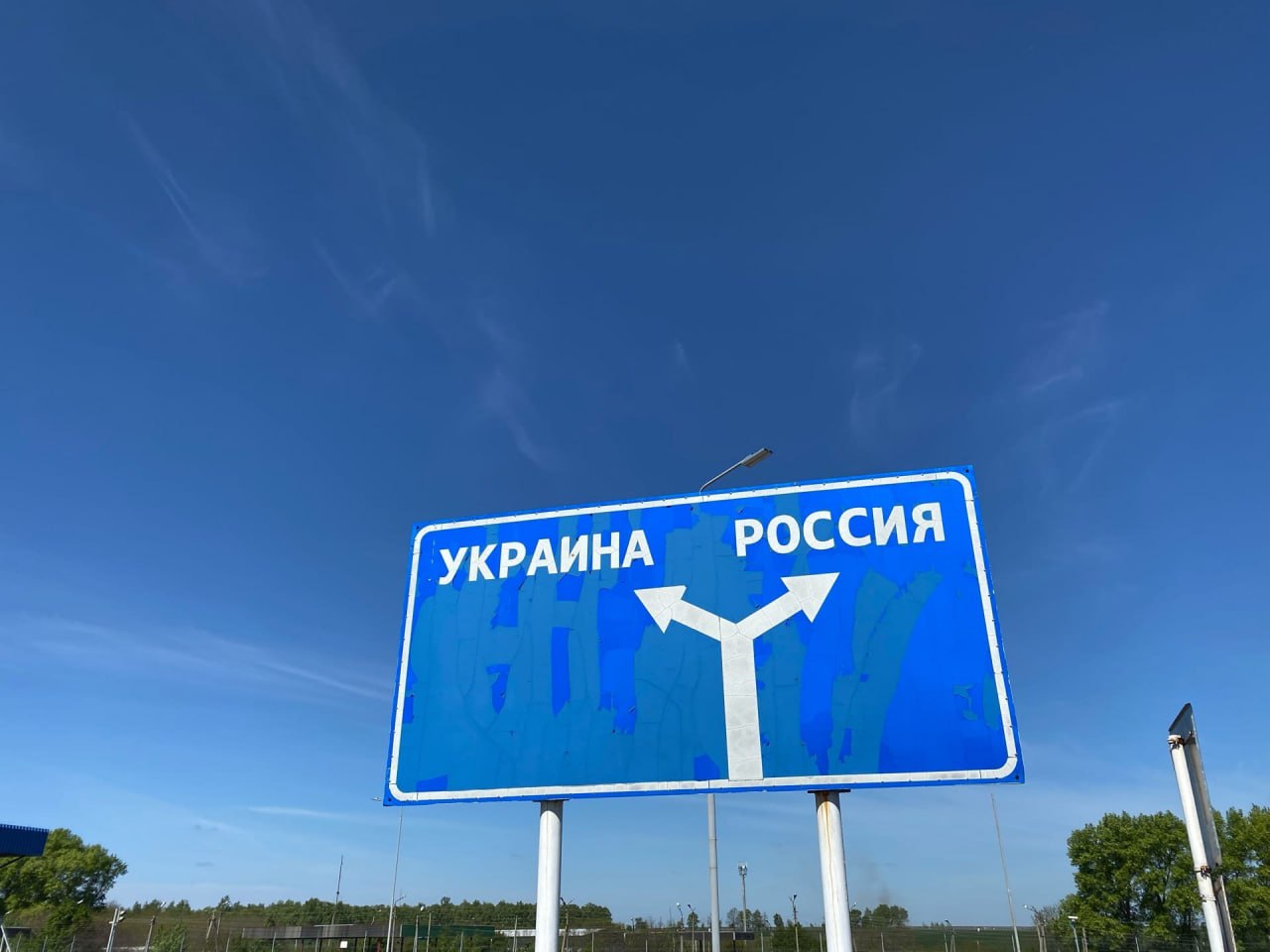 Более 50 тысяч курян покинули регион и переехали на постоянное место жительства в другие субъекты России после вторжения ВСУ. Об этом сообщил депутат Государственной Думы РФ Николай Иванов корреспонденту RTVI.  По словам депутата, власти заинтересованы в возвращении жителей в регион и намерены в ускоренном темпе восстанавливать населенные пункты в приграничной зоне, чтобы обеспечить условия для мирной жизни.        Наш чат комментариев