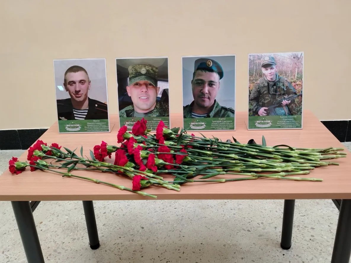 Более 160 Парт Героев открыты в Хабаровском крае за семь лет С 2018 года в Хабаровском крае реализуется проект Единой России Парта Героев Он призван в доступной форме рассказать школьникам о земляках проявивших личное мужество и совершивших героический поступок За это время в крае были открыты более 160 парт посвященных памяти Героев Великой Отечественной войны локальных конфликтов и специальной военной операции К проекту присоединились более 130 школ по всему региону Накануне в Амурске в средней школе 9 в торжественной обстановке открыли новую Парту героев На ней увековечены имена четырех выпускников школы разных лет павших смертью храбрых в зоне специальной военной операции Минутой молчания собравшиеся почтили память Максима Микова Ильи Зубанова Григория Торопо Алексея Ерохина В память о подвиге ребят к их портретам возложили красные гвоздики Возможность сидеть за особенными партами получают отличники учебы призеры и победители олимпиад конкурсов активные ученики школы todaykhv