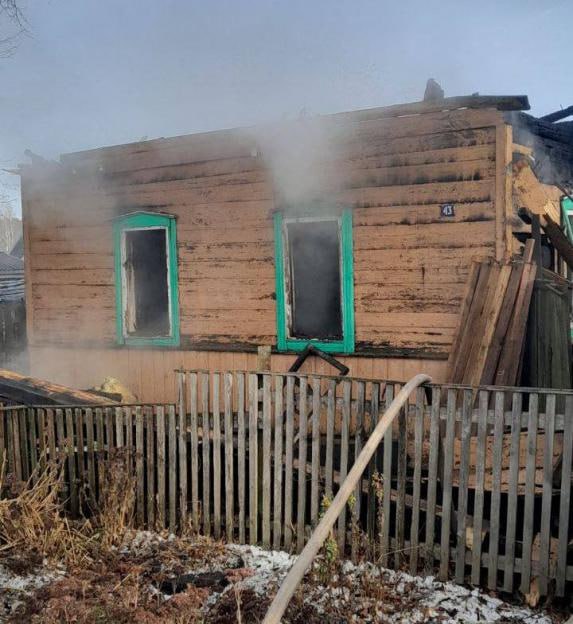 11 лет колонии получил виновный в умышленном поджоге дома и смерти человека Судом Могилевского района рассмотрено уголовное дело об умышленном поджоге чужого имущества, повлекшем по неосторожности смерть человека и причинение ущерба в особо крупном размере. Как следует из материалов дела, 6 января текущего года обвиняемый, находясь в состоянии алкогольного опьянения, после ссоры со своей сожительницей, с которой проживал около 15 лет, совершил умышленный поджог ее дома. Он облил ковер горючей жидкостью, а после поджог его спичками. В результате пожара был уничтожен дом, принадлежащий потерпевшей, и находившееся в нем имущество. Общая сумма ущерба превысила 42 тыс. рублей. В момент поджога в доме находилась потерпевшая, и мужчина об этом знал, однако не стал проверять, сможет ли женщина покинуть помещение без вреда для здоровья, как и не предпринял попыток оказать ей помощь. В результате пожара потерпевшая получила ожоги 1-2-3АБ степени площадью около 33% поверхности тела. 24 января 2025 года она скончалась в больнице от ожоговой болезни. Обвиняемый вину в совершении преступления не признал, утверждая, что поджог произошел по неосторожности. Тем не менее приговором суда он признан виновным в совершении преступления, предусмотренного ч. 3 ст. 218 УК, и ему назначено наказание в виде лишения свободы на срок 11 лет с отбыванием в исправительной колонии в условиях усиленного режима. Постановлено также удовлетворить в полном объеме иск дочери потерпевшей о компенсации морального вреда и взыскать с обвиняемого в ее пользу 5 000 рублей. Приговор в законную силу не вступил и может быть обжалован и опротестован в установленном законодательством порядке.