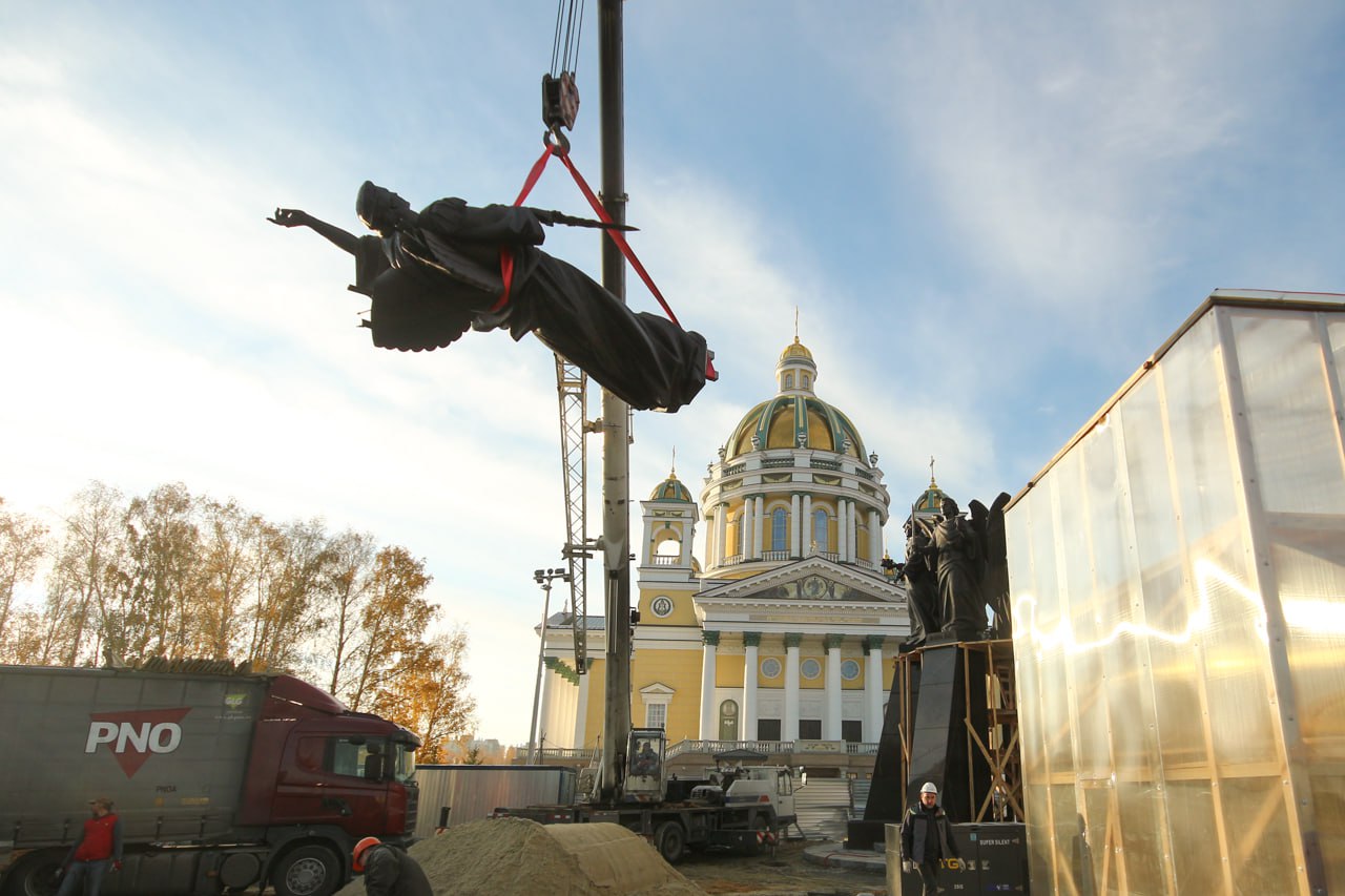 На площадку перед собором Рождества Христова в Челябинске доставили массивную скульптуру Архистратига Михаила Как пояснили в Челябинской митрополии РПЦ фигура станет центральной частью 17 метрвоого памятника Собор Архистратига Михаила Она дополнит уже установленные на постаменте скульптуры семи архангелов Кроме того частью скульптурной композиции станет покрытый золотом пятитонный бронзовый шар   Подписаться на chelkp