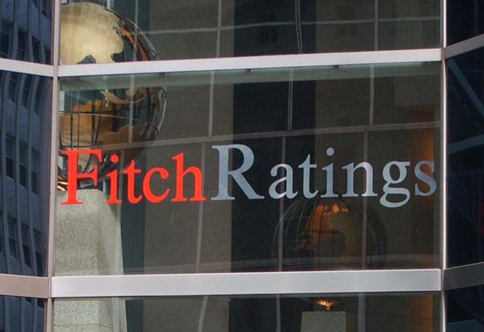 Международное рейтинговое агентство Fitch Ratings подтвердило долгосрочный рейтинг дефолта эмитента РДЭ Армении в иностранной валюте на уровне «BB-» со «стабильным» прогнозом. Как отмечается в отчете, опубликованном на сайте агентства, рейтинг Армении «BB-» отражает надежную макроэкономическую политику и высокие темпы роста, способствующие увеличению доходов на душу населения. "Этим сильным сторонам противопоставляются небольшой масштаб экономики, бюджетный дефицит, который останется высоким по сравнению с сопоставимыми странами, слабое внешнее финансирование, высокая хотя и снижающаяся долларизация финансового сектора и геополитические риски", - считают аналитики Fitch. Цифры и прогнозы по экономике Армении Экономический рост Армении в госбюджете на 2025 год предусмотрен в размере 5,1%. Согласно отчету ЦБ по денежно-кредитной политике за второй квартал текущего года, по итогам 2025 года рост ВВП Армении ожидается в зависимости от сценария А-В 5,1-4,6%, в 2026 году – 4,9-4,4%, в 2027 году – 4,7-5%. ЕАБР прогнозирует рост ВВП Армении в 5,5% в 2025 году. ВБ ожидает, что экономика Армении в 2025 году вырастет на 4%, МВФ – на 4,5%, ЕБРР – на 5%, АБР – на 6%. Согласно прогнозу агентства Fitch Ratings, рост ВВП республики в 2025 году составит 5%, а в 2026-2027 гг. - 4,7%. В ООН ожидают, что армянская экономика в 2025 году вырастет на 5,2%.