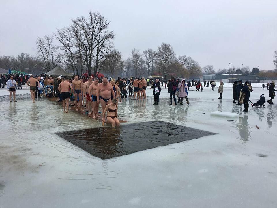 Разоблачение века: купание в проруби на Крещение не смывает грехи, заявили в РПЦ  Убеждение в том, что купание в проруби на Крещение поможет смыть грехи, является мифом. Об этом журналистам сообщил председатель информационной комиссии Московской городской епархии, настоятель храма Сергия Радонежского в Солнцево иерей Александр Волков.  «Еще раз повторю – это очень важно, чтобы было внутреннее правильное наполнение человека. Зачем он это делает? Для чего? Если просто так, потому что так все делают, или друзья делают, или потому что есть какой-то миф, что если человек три раза погрузится в купель, то смоются все его грехи – это, конечно, предубеждение, так делать не стоит. Если у человека доброе внутреннее намерение продолжить праздник и в традиции так сохраниться, то это неплохо», – сказал Волков.