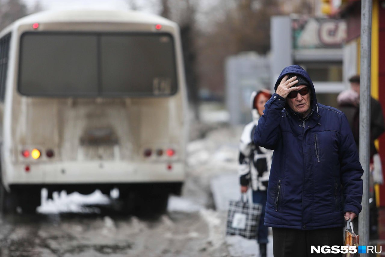 В двух районах Омской области меняется стоимость проезда в общественном транспорте С 1 января в Седельниковском районе ввели систему отслеживания автобусов чтобы контролировать заезжает ли транспорт во все положенные по маршруту населенные пункты в частности деревни и села Это нововведение сказалось на стоимости проезда но точную цену поездки пассажиры смогут узнать только у водителя рассказали в сообществе районной газеты Сибирский труженик В Знаменском районе цена поездки в автобусе поднимется с 1 февраля такое решение приняли на заседании Совета говорится в группе районной администрации Стоимость одной поездки на автобусе по внутрирайонному маршруту с регулируемым тарифом составит 40 рублей между населенными пунктами придется отдать 4 рубля за километр пути Будьте в курсе даже офлайн NGS55 в MAX