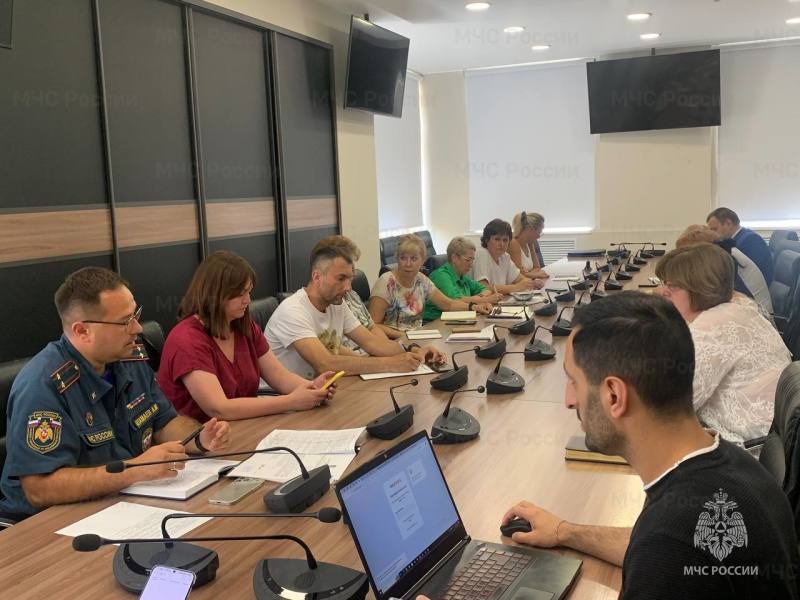 Подготовка к новому учебному году   В городском округе Реутов активно идёт подготовка к началу учебного года. Особое внимание уделяется пожарной безопасности учащихся, педагогов и персонала образовательных учреждений.    Начальник отдела надзорной деятельности и профилактической работы по г.о. Реутов Алексей Шамаев обсудил с педагогами ключевые вопросы:     проведение профилактических мероприятий в школах и детсадах;     типовые нарушения требований пожарной безопасности;     рекомендации по приведению зданий в соответствие с нормами.    «Совместная работа администрации и органов пожарного надзора — важное звено в обеспечении безопасности не только образовательных учреждений, но и всего города», — отметил Алексей Шамаев.         MAX