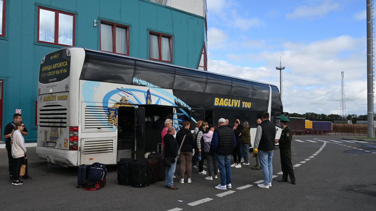 Литва рассматривает возможность прекращения регулярных автобусных перевозок с Беларусью Министр внутренних дел Владислав Кондратович сообщил что решение будет обсуждаться совместно с Польшей и Латвией Сейчас ежедневно выполняется 25 рейсов через два пункта пропуска что обеспечивает стабильное транспортное сообщение между странами Ранее Латвия уже ограничила пересечение границы для автомобилей с белорусскими номерами и ввела платную регистрацию в электронной очереди Теперь обсуждается приостановка регулярных автобусных рейсов в Беларусь и Россию что может стать частью мер давления и вопросов безопасности Разговоры на кухне