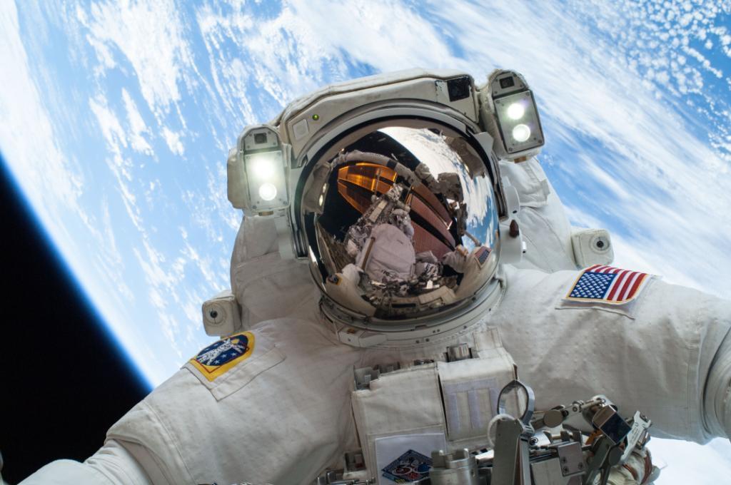 Этим летом Netflix совместно с NASA начнет транслировать в прямом эфире запуски ракет, выходы астронавтов в открытый космос, репортажи с миссий и виды Земли с МКС.   При этом сам сервис NASA+, где проходят все эфиры, останется бесплатным и без рекламы. Его можно смотреть через приложение NASA, на сайте агентства и YouTube.