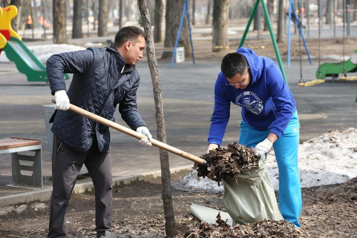 Общегородской субботник пройдёт 23 марта в Алматы  23 марта в день «Тазару күні» празднования Наурыз пройдёт общегородская эко-акция Almaty Clean & Green. Власти прогнозируют, что на уборку дворов, улиц и парков выйдут тысячи жителей города.   С 17 по 24 марта 2025 года в Алматы стартует третья неделя чистоты в рамках городской кампании «Алматы – наш общий дом» и программы «Таза Қазақстан». Под названием «Чистые дворы» пройдёт ряд акций, направленных на благоустройство придомовых территорий, улучшение санитарного состояния 4 тысяч дворов и озеленение города.  «Сотрудники КСК проведут генеральную уборку в свыше 9 тысяч жилых домов. Проветрят подвальные помещения, уберут мусор и очаги антисанитарии. Вдобавок на этой неделе подведут итоги конкурса «Лучший коммунальный работник», а победители получат награды за вклад в благоустройство дворовых территорий», – сообщили в пресс-службе акимата.  Фото: акимат Алматы    /CentralMediaNews