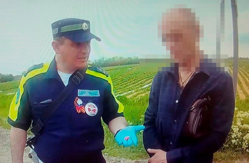 В Красногвардейском районе задержан подозреваемый в незаконном хранении синтетических наркотиков. В ходе несения службы на территории Красногвардейского района, сотрудники дорожно-патрульной службы задержали 53-летнего ранее неоднократно судимого жителя Краснодарского края. При нем стражи правопорядка обнаружили полиэтиленовый пакет с содержимым неизвестного происхождения. Данное вещество полицейские направили на исследование в экспертно-криминалистический центр ведомства. Его специалисты определили изъятое, как наркотическое вещество, общей массой около одного грамма. Исходя из собранных материалов, дознанием полиции Красногвардейского района в отношении мужчины возбуждено уголовное дело по части 1 статьи 228 УК России «Незаконные приобретение, хранение, перевозка, изготовление, переработка без цели сбыта наркотических средств в значительном размере». Фигуранту грозит до 3 лет лишения свободы. Пресс-служба МВД по Республике Адыгея МВД по РА Подписаться Смотрите нас на Rutub