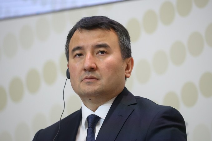 Узбекистан планирует увеличить выработку электроэнергии к 2030 году с 84 до 135 млрд кВт/ч, а также более чем в пять раз нарастить работающие от возобновляемых источников энергии мощности. Об этом заявил вице-премьер Жамшид Ходжаев на ПМЭФ-2025.  «У нас есть и региональные проекты — экспорт „зеленой“ энергии в европейские страны. Мы действительно верим в это [в „зеленую“ энергетику]. Если бы не верили, то все эти проекты [не были бы реализованы]», — отметил Ходжаев.  Уже сейчас на базе солнечной и ветровой энергетики введены мощности на 3,5 ГВт. Проекты «зеленой» энергетики в Узбекистане реализуются на условиях ГЧП с прямыми инвестициями:     Telegram     Instagram     YouTube