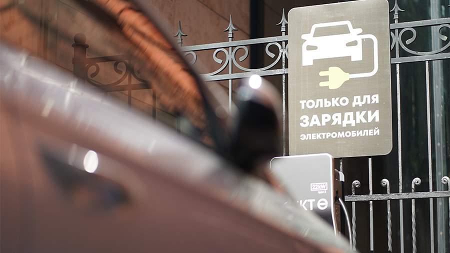 Средняя стоимость обслуживания электромобилей в России за десять месяцев 2025 года составила 5 973 рубля что на 30 ниже чем у гибридов Средний чек для гибридных моделей достиг 8 586 рублей а общий показатель для двух сегментов поднялся до 7 380 рублей При этом обслуживание автомобилей с ДВС дорожает быстрее и уже достигло 11 800 рублей Разница объясняется простотой конструкции электрокаров и отсутствием необходимости менять масло и фильтры