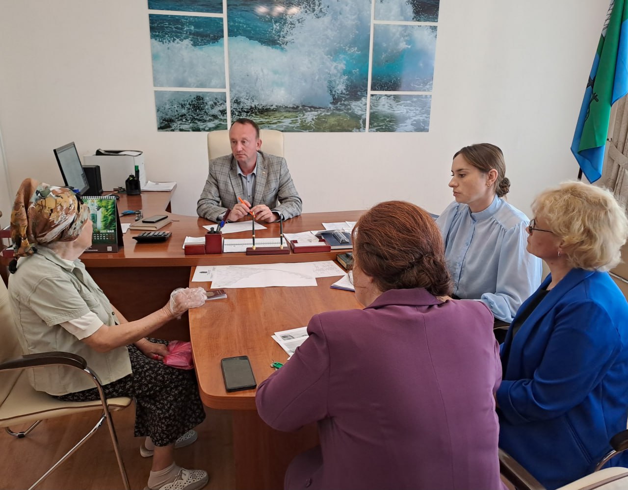 ‼ Прием граждан: проблемы взяты во внимание, предложения будут изучены В администрации Бердянского городского округа состоялся очередной прием граждан. Из-за возникших неотложных дел ВРИО Главы Бердянска Андрей Ковганко не смог лично принять обращающихся, но, чтобы не переносить приём, поручил провести его председателю городского совета Василию Нечету. Василий Владимирович пообещал пришедшим на прием доложить о проблемах и предложениях, с которыми они обратились, лично ВРИО Главы Андрею Ковганко, а часть вопросов решить силами служб администрации. Так, например, 76-летней жительнице города для пересчета пенсии необходима справка о заработной плате в санатории «Лазурный», где она когда-то работала, и которого сейчас фактически нет. К счастью, архив санатория уцелел и уже передан в архивный фонд города. Сейчас делается его опись. На это еще нужно некоторое время. Но в июне пенсионерке пообещали выдать справку о ее заработной плате во время работы в санатории «Лазурный», чтобы она могла передать её в пенсионный фонд для перерасчета пенсии. А вот об идее группы предпринимателей открыть в городе аренду самокатов, развивать киберспорт и другие направления, в том числе, патриотического воспитания молодежи Василий Нечет пообещал доложить ВРИО Главы Бердянска, а самим предпринимателям рекомендовал все изложить в письменной форме в виде бизнес-проекта с предоставлением информации о своих структурах, которые, как было заявлено, работают в Геленджике, Уфе, Екатеринбурге, Краснодаре и в ряде других городов России. Аналогичным образом предложено поступить инициаторам благоустройства в микрорайоне Слободка. Напоминаем: Глава Бердянска ведет прием граждан еженедельно по средам с 14:00 до 16:00 попасть на прием можно по записи . Для этого необходимо обратиться в администрацию по адресу: пл. I-го Бердянского Совета Единства , 2. Кабинет 3а. При себе иметь паспорт. Уточнить информацию можно по номеру телефона: +7990 041-56-14 Качественные новости —