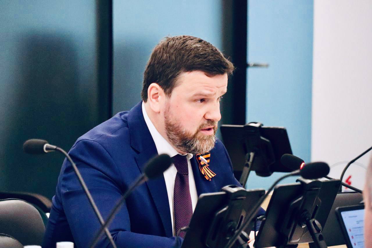 Вопросы повышения энергетической эффективности экономики рассмотрели сегодня на заседании Комиссии Госсовета. Локальные успехи есть на уровне отдельных отраслей и компаний, но потенциал экономии по прежнему велик - около трети от всех потребляемых энергоресурсов нефти, газа, угля, вырабатываемой на их основе тепловой и электрической энергии, др. . Непозволительная расточительность, которая ложится бременем на всех, закладывается в стоимость товаров и услуг. Эффективное использование ресурсов – это не только конкурентоспособность экономики, технологическое развитие и снижение негативного антропогенного воздействия, но и обеспечение национальной энергетической безопасности, недопущение дефицита энергии на фоне непрерывно растущего спроса на нее. Принятый почти шестнадцать лет назад федеральный закон № 261 «Об энергосбережении…» уже не отвечает вызовам времени и не справляется с возложенными на него задачами. Успешный стимул – это всегда умелое сочетание кнута в виде обязательных требований и пряника механизмов экономической мотивации . Среди представленных мною предложений: 1. Долгосрочные целевые соглашения между ФОИВ и компаниями, осуществляющими энергоемкие виды деятельности; 2. Частичный возврат обязательных энергообследований для ресурсоемких отраслей; 3. Повышение требований к качеству энергоаудита и перезагрузка саморегулируемых организаций в рассматриваемой сфере; 4. Распространение требований по установлению классов энергоэффективности на общественные, административные, культурно-досуговые, торговые здания, гостиницы и др., контроль на протяжении всего жизненного цикла; 5. Унификация полномочий и правового статуса региональных центров энергосбережения; 6. Возвращение Правительству России полномочий по установлению надзора за энергосбережением, возложение доп.функций на Ростехнадзор. Готов рассмотреть ваши предложения StankevichYA .gov.ru, до 05.05.2025 для отражения в протокольных поручениях органам исполнительной и законодательной власти
