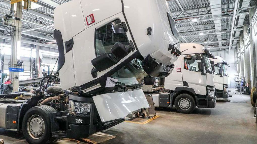 В России откроют хабы по продаже подержанных машин с дисконтом до 40 Продавать там будут грузовые и легковые автомобили которые ранее работали в коммерческих парках в такси сервисах доставки так называемой последней мили в организациях и на предприятиях Эти машины возвращались арендодателям из за несоблюдения договоров в 2025 году В Газпромбанк Автолизинг спрогнозировали что собственный автосалон даст прирост продаж как минимум в два раза от ранее достигнутых значений