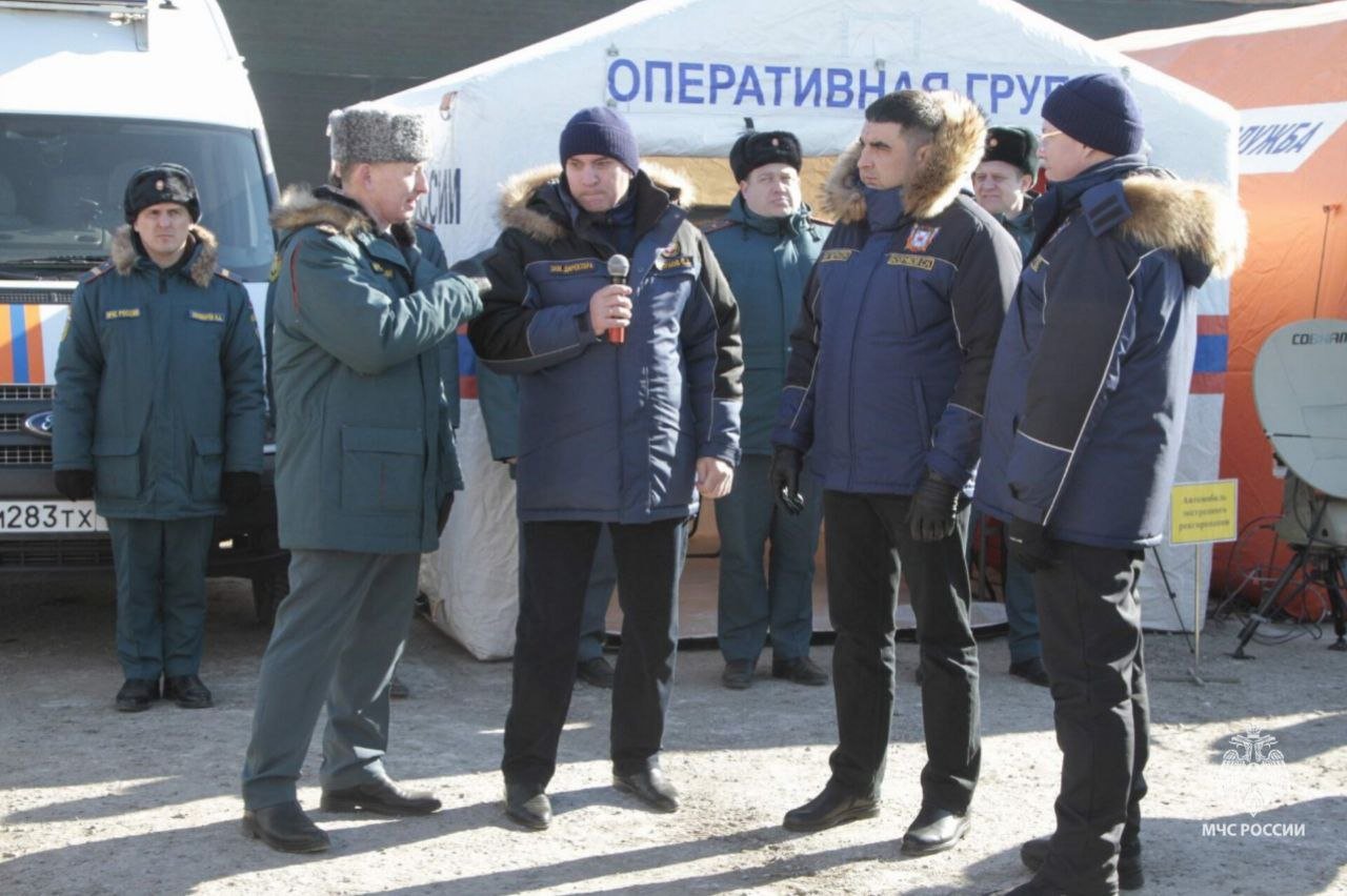 В Ростовской области прошли противопаводковые учения    В Азовском районе на пяти учебных точках были продемонстрированы имеющиеся силы и средства, которые могут быть непосредственно задействованы в ликвидации ЧС, связанных с паводками.  Для оперативного реагирования на гидрологические угрозы находится в готовности к применению группировка сил в составе 11 тысяч человек и четырех тысяч единиц техники различного назначения.   В завершение учений прошло заседание комиссии по предупреждению и ликвидации чрезвычайных ситуаций и обеспечению пожарной безопасности Ростовской области, в рамках которого были подведены итоги, дана оценка действиям специалистов областных пожарно-спасательных служб, подразделений Главного управления МЧС России по Ростовской области и аварийно-спасательных формирований муниципальных образований.