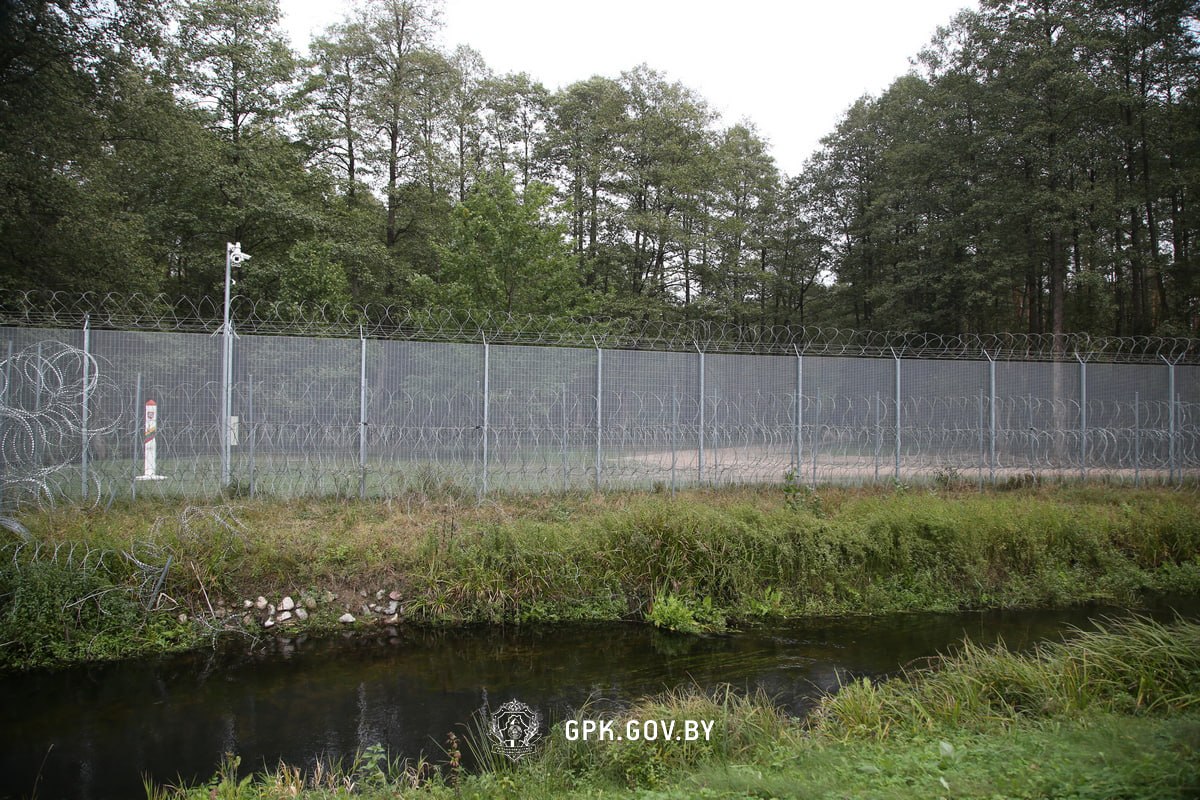 В реке на границе с Литвой обнаружены тела трёх человек Днем 30 апреля гродненские пограничники обнаружили в реке Котра, по которой проходит государственная граница с Литвой, тела трех человек. По данному факту проинформирована литовская сторона. На место обнаружения трупов для установления всех обстоятельств произошедшего вызвана следственно-оперативная группа. Boost нашего канала Сайт Vk Ok Fb X Viber Instagram TikTok Бот