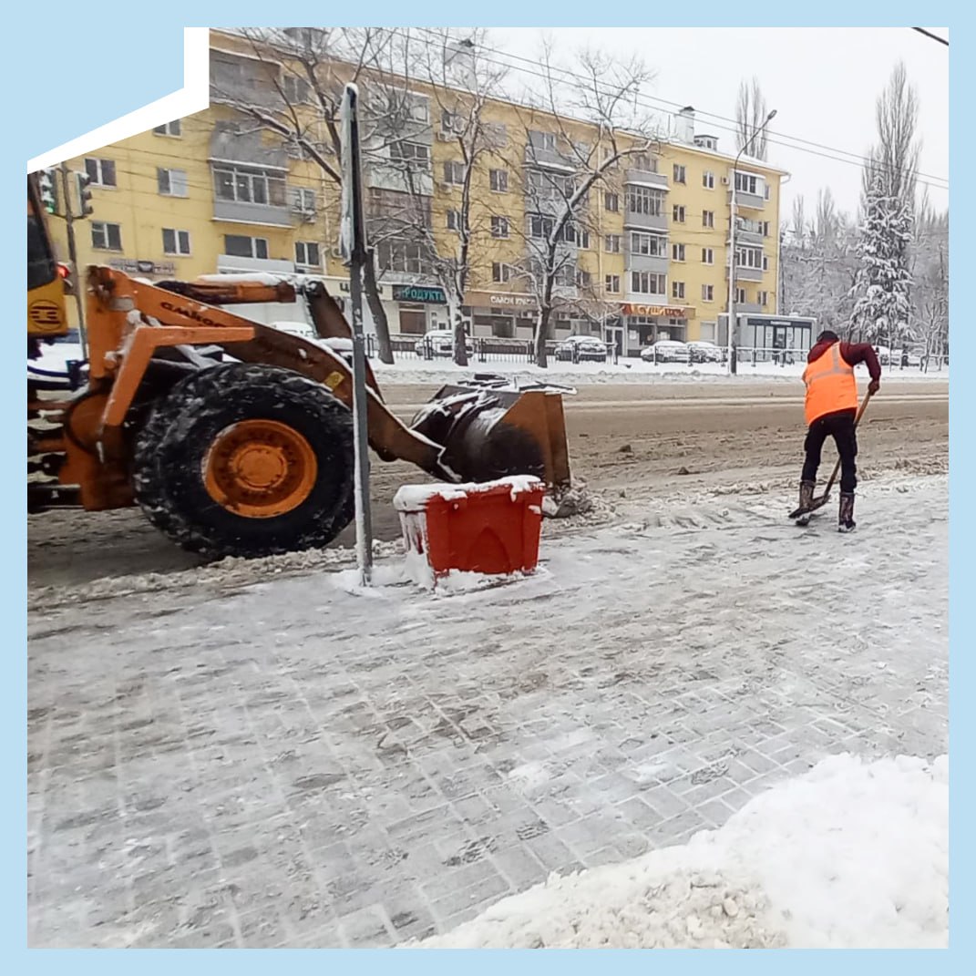 Комбинат благоустройства Железнодорожного района продолжает устранять последствия снегопада  Обработка песко-соляной смесью проезжих частей, тротуаров, остановок общественного транспорта, подходов к пешеходным переходам и их расчистка выполнялись всю ночь и не прекращались днем.   На территории района каждую смену работало более 20 единиц коммунальной техники: комбинированные дорожные машины, фронтальные погрузчики, самосвалы и трактора.   Сначала улично-дорожную сеть посыпали пескосмесью, а затем, когда соль в ее составе начинала действовать и на дорогах образовывалась «каша», снег с песком сдвигали к бордюрам. Теперь его собирают и вывозят.  В настоящее время комбинат благоустройства работает на магистральной улице района с большим потоком транспорта - Ленинском проспекте. Далее работы продолжатся и на второстепенных улицах.