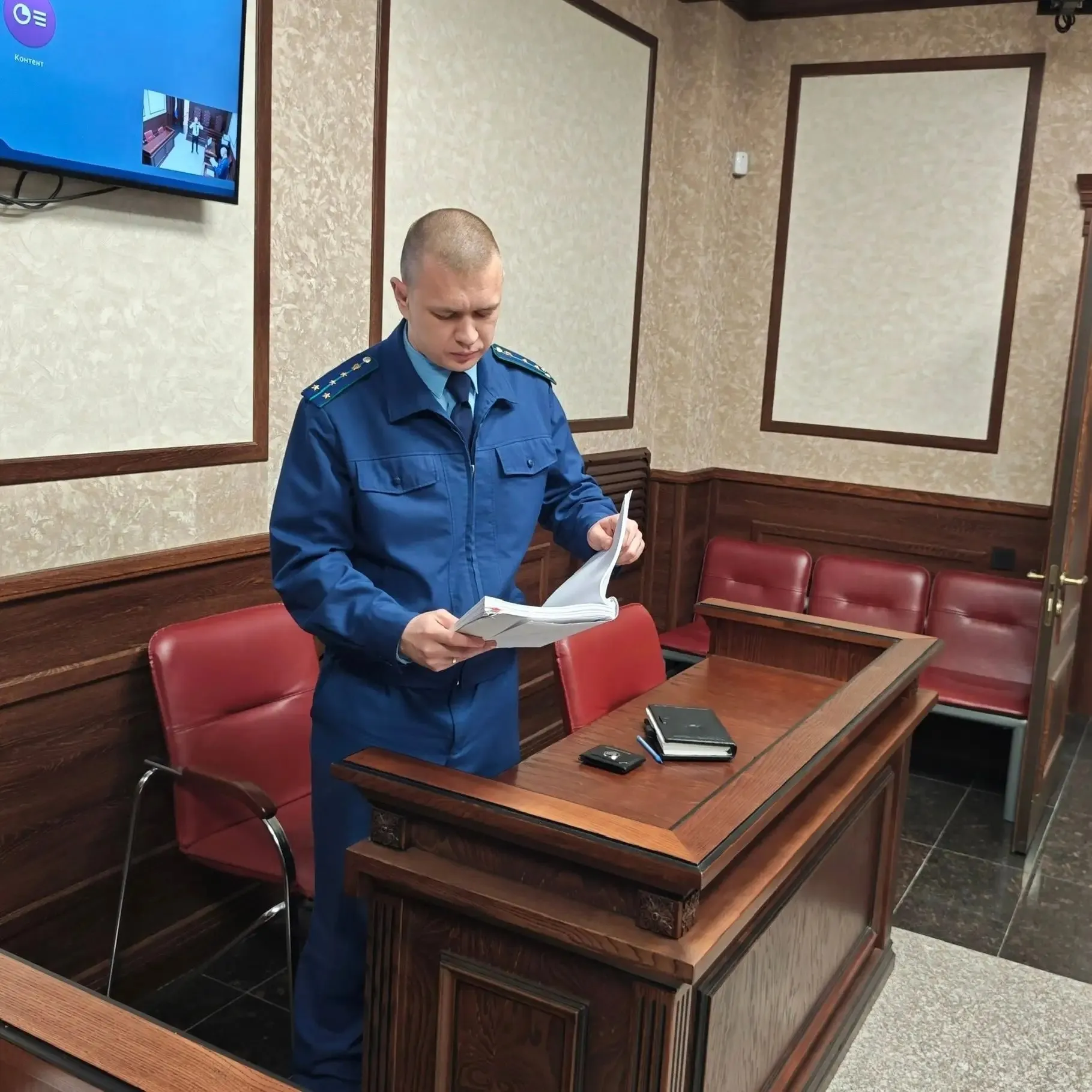 Вынесен приговор по уголовному делу об участии в деятельности организации которая в соответствии с законодательством Российской Федерации признана террористической  Южный окружной военный суд вынес приговор по уголовному делу в отношении 21 летнего уроженца Андроповского района Он признан виновным по ч 2 ст 205 5 УК РФ участие в деятельности организации которая в соответствии с законодательством Российской Федерации признана террористической В суде установлено что в апреле 2025 года подсудимый являясь приверженцем радикально экстремистских взглядов находясь по месту своего жительства добровольно вступил в международную террористическую организацию тем самым выразил готовность действовать в ее интересах  С учетом позиции государственного обвинителя суд приговорил подсудимого к длительному лишению свободы Какой срок получил злоумышленник и где будет отбывать наказание Все подробности в MAX   Сайт MAX ТG ВК ОК Обратиться в прокуратуру