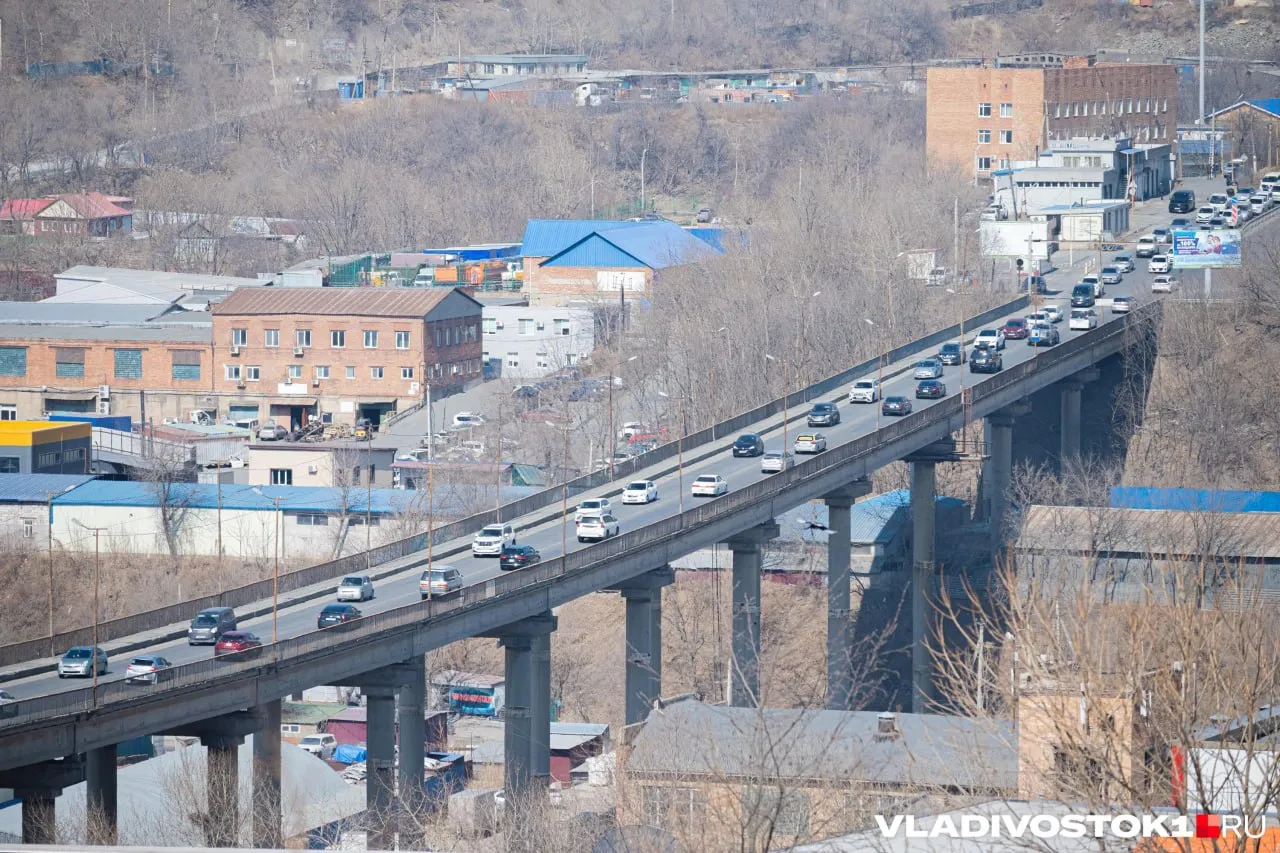 Реконструкция Рудневского моста во Владивостоке подорожала второй раз еще на пол миллиарда рублей Глава Владивостока Константин Шестаков подписал новое распоряжение о заключении долгосрочных муниципальных контрактов на строительство нового моста 12 мая на сайте мэрии опубликовали документ в котором цена выросла с 10 8 миллиарда до 11 3 миллиарда рублей Повышение уже было 24 апреля к итоговой сумме прибавилось 1 4 миллиарда рублей Три контракта касающиеся строительства строительного контроля и авторского надзора подорожали в общем на примерно на 5 Большая часть прироста связана со строительными работами которые теперь обойдутся на 490 3 миллиона рублей дороже Движение по действующему мосту прекратят в 2027 году а пик вложений придется на 2028 й 2026 год 0 00 руб 2027 год 101 632 959 67 руб 2028 год 9 218 925 738 46 руб 2029 год 948 612 910 43 руб 2030 год 959 060 260 49 руб Подписаться в MAX