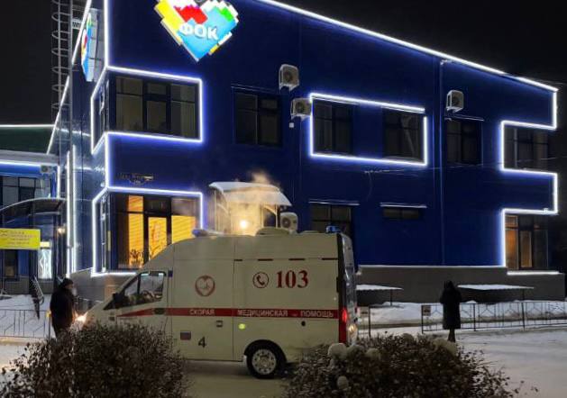 В частной сауне расположенной с правого торца ФОКа им Солнечникова и принадлежащей на правах собственности известному в городе предпринимателю Светлане Бабий сегодня вечером произошёл несчастный случай утонул 5 летний ребенок приехал в гости из Благовещенска который находился там со взрослыми Скорая помощь полиция Следственный комитет сейчас на месте происшествия