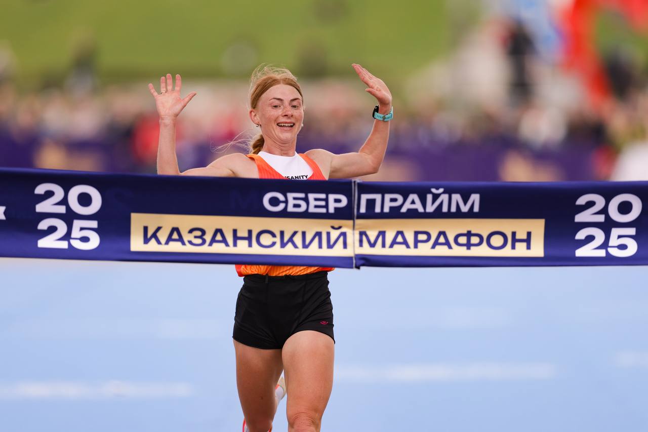  Казань брала. Нина Савина стала победительницей престижного полумарафона Белоруска, впервые стартовавшая после рождения ребенка, преодолела дистанцию в Казани за 1:14:29. Еще три наши соотечественницы вышли на старт марафона в элитной группе. Марина Доманцевич стала девятой, Ольга Немогай — двенадцатой, Вероника Важник — четырнадцатой. А победила Джудит Чероно — 2:29:22. Кенийка выиграла у лучшей из белорусок более 10 минут.