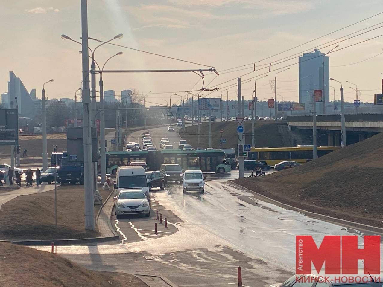 Уручье подтопило.   Причина — повреждение строительной организацией   водопроводной сети, пишет Минскводоканал.   Автомобилисты могут заметить вокруг себя Венецию, жители домов в мирокрайонах Уручье, Копище, Новая Боровая, пос. Озерище — отсутствие воды в кранах.   Об этом писали читатели «Минск-Новостей».