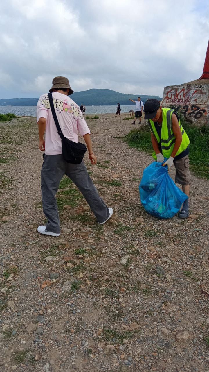 Власти Владивостока отреагировали на жалобы местных жителей, недовольных свалкой на маяке. Сегодня туда отправились сотрудники СГТ и вывезли несколько пакетов с мусором. Стало чище, теперь нужно, чтобы новый не появлялся.