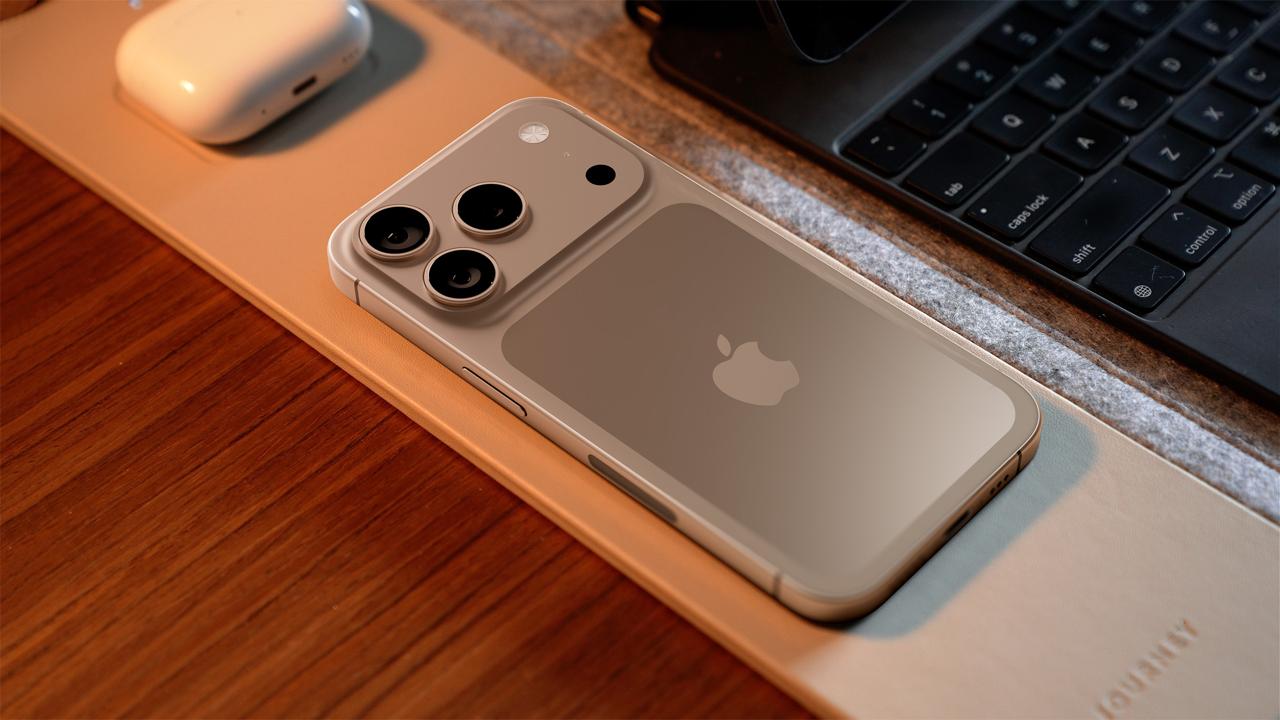 Такой iPhone 17 Pro точно захочет каждый: 8-кратный зум и приложение Pro Camera Портал MacRumors, ссылаясь на анонимного информатора, раскрыл новый интересные подробности про iPhone 17 Pro. Инсайдер утверждает, что частично видел рекламный ролик iPhone 17 Pro, который снимает словенская компания Division Film. Он раскрывает три предполагаемые функции iPhone 17 Pro, о которых ранее не сообщалось. В первую очередь речь идёт о новом телеобъективе с 8-кратным оптическим зумом. Это значительный буст по сравнению с 5-кратным оптическим зумом у моделей iPhone 16 Pro. Объектив, по-видимому, может двигаться, обеспечивая непрерывное оптическое зумирование на различных фокусных расстояниях. Второе нововведение — новое приложение Pro Camera от Apple для фото- и видеосъемки. Это приложение будет конкурировать с BlackMagic, Halide, Kino и Filmic Pro. Пока неясно, будет ли оно эксклюзивным только для моделей iPhone 17 Pro или его получат и другие смартфоны Apple. Дополнительная кнопка управления камерой ! в верхней части правой грани для быстрого доступа к камере и связанным с ней настройкам. Она дополнит существующую кнопку управления камерой, которая расположена в нижней части правой грани всех моделей iPhone 16. Инсайдер также подтвердил, что предыдущие утечки о новом медном цвете корпуса iPhone 17 Pro и логотипе Apple по центру верны. Ожидается, что Apple представит смартфоны серии iPhone 17 в сентябре.