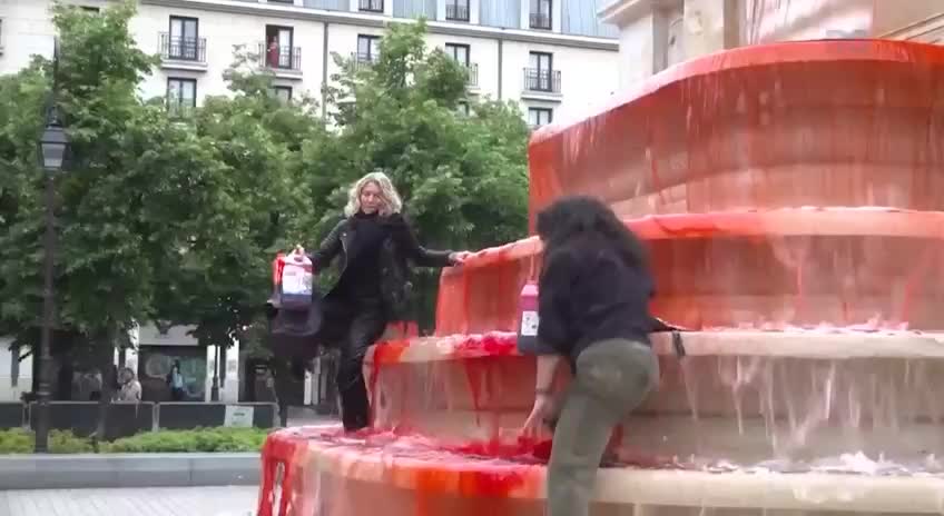 Активисты в Париже окрасили Фонтан невинных в красный цвет в знак протеста против ситуации в Газе