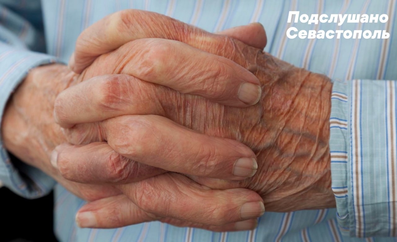 В Севастополе пьяный сын избил 86-летнего отца из-за замечания. 49-летнего мужчину сильно зацепил комментарий о его аморальном образе жизни. Тогда он набросился на родителя с кулаками, параллельно угрожая ему убийством. На помощь пенсионеру пришла жена, которая вызвала правоохранителей. Теперь агрессору грозит до 3 лет лишения свободы, сообщает полиция Севастополя. Подслушано Севастополь