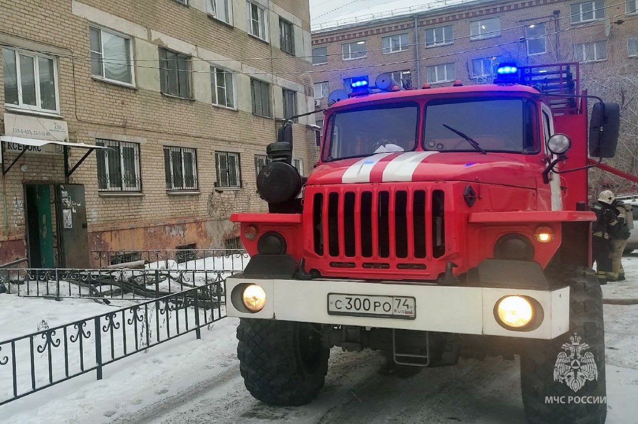 На улице Пограничной неспокойно   В Челябинске на центральный пункт связи поступило сообщение о пожаре в многоквартирном жилом доме. По прибытии огнеборцев наблюдалось сильное задымление на 4 этаже.    Включившись в аппараты, сотрудники МЧС России отправились в разведку. Они проверили помещения и ликвидировали возгорание в комнате на площади 15 квадратов.     Пострадавших нет, самостоятельно эвакуировались 15 человек  взрослые . Причину происшествия предстоит установить специалистам отделения дознания.