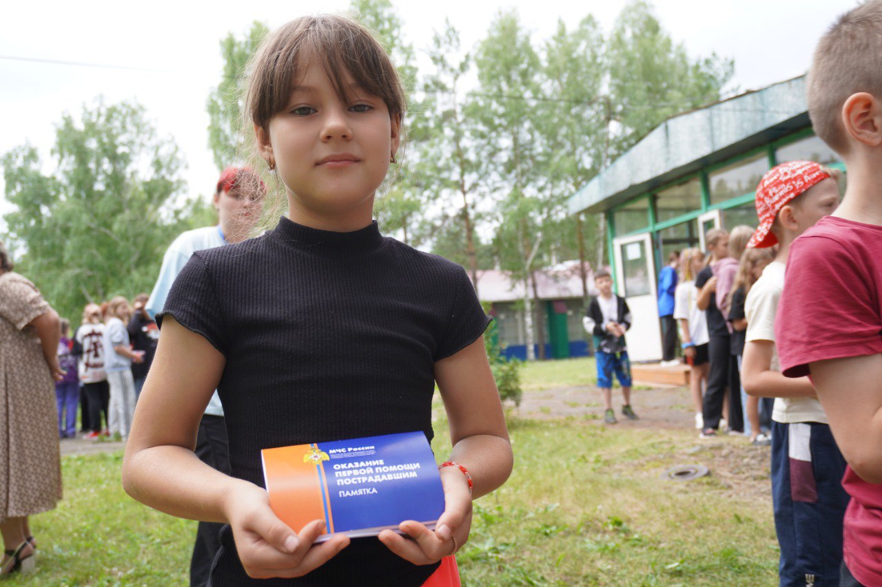 Вчера, 8 июля, состоялся контрольный выезд в загородный оздоровительный лагерь «Парус». Совместно со специалистами городского комитета по образованию его работу оценила председатель совета городской родительской общественности краевого центра Жанна Михайлина. Как рассказал начальник «Паруса» Василий Азаров, в текущем оздоровительном сезоне удалось существенно улучшить материально-техническую базу лагеря. Так, на некоторых корпусах и клубе обновлены кровли. В распоряжении отдыхающих появились современные спортивные площадки – волейбольная с песочным основанием и тренажерная. Во время визита комиссии представители Движения Первых организовали для ребят интерактивные занятия по оказанию первой помощи. Некоторые из ребят играли роль условно пострадавших и позволили другим отработать навыки наложения повязок на конечности и голову. По окончании занятий каждый ребенок получил тематические памятки. Жанна Михайлина обратила особое внимание на доступные спортивные площадки и на себе проверила работу тренажеров – они удобны и безопасны. Кроме того, общественница отметила, что дети находятся под постоянным присмотром вожатых, воспитателей и их помощников. Отдельно комиссия оценила работу системы безопасности лагеря, соблюдение санитарно-гигиенических условий. Подробнее на сайте: