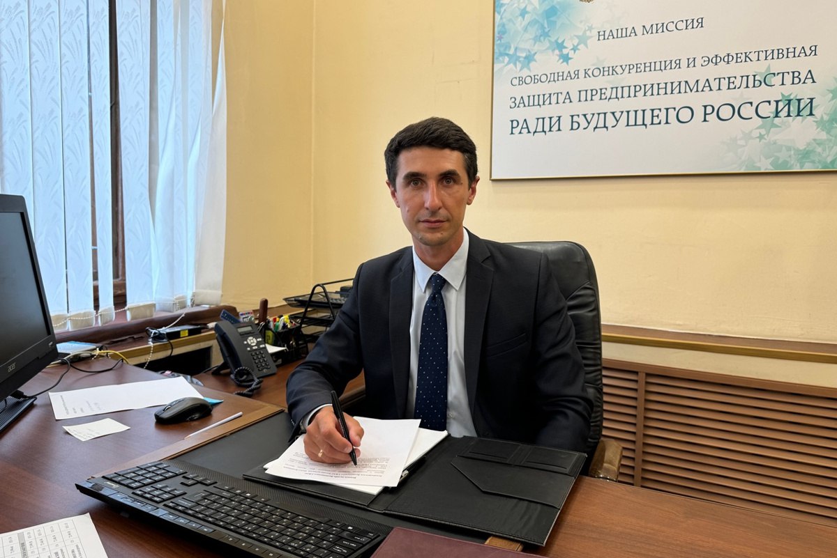 Руководителем УФАС России по Вологодской области стал уроженец Саратова Павел Кошманов Приказ об его назначении подписал глава ФАС России Максим Шаскольский. Как сообщает пресс-служба Вологодского УФАС, Павел Кошманов в антимонопольных органах работает с 2013 года. До назначения на должность руководителя Вологодского УФАС занимал должность заместителя руководителя Саратовского УФАС России. До этого пост руководителя вологодского УФАС занимала Наталия Мерзлякова. В ее отношении возбуждено и расследовано уголовное дело. Она обвиняется по нескольким статьям УК РФ получение взятки должностным лицом за незаконные действия бездействие в особо крупном размере ; присвоение или растрата с использованием служебного положения, а равно в крупном размере; злоупотребление должностными полномочиями .